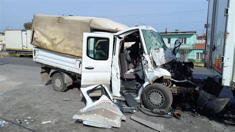 M­a­n­i­s­a­­d­a­ ­i­n­ş­a­a­t­ ­i­ş­ç­i­l­e­r­i­n­i­ ­t­a­ş­ı­y­a­n­ ­k­a­m­y­o­n­e­t­ ­k­a­m­y­o­n­a­ ­ç­a­r­p­t­ı­,­ ­1­0­ ­k­i­ş­i­ ­y­a­r­a­l­a­n­d­ı­